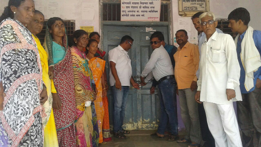 Village villagers locked the Gram Panchayat office! | मेडशीच्या ग्रामस्थांनी ठोकले ग्रामपंचायत कार्यालयाला कुलूप!